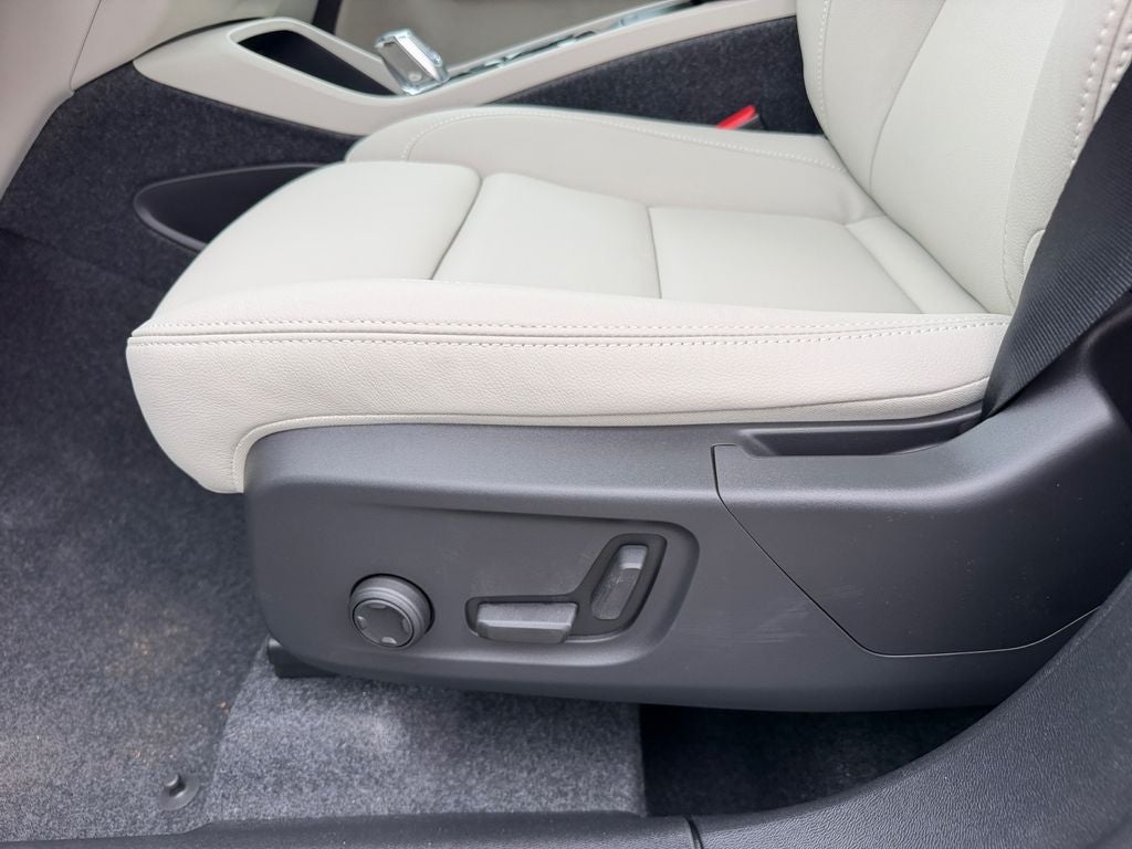 2026 Volvo XC40 B5 Ultra
