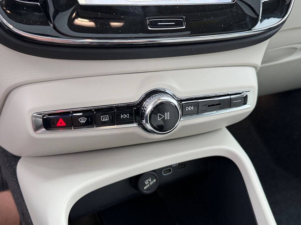 2026 Volvo XC40 B5 Ultra