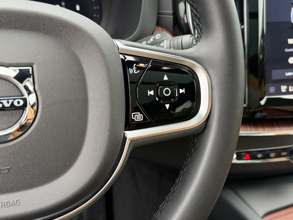2025 Volvo XC60 B5 Ultra