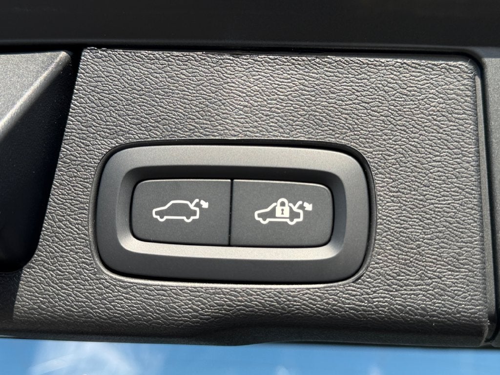 2027 Volvo XC60 B5 Plus