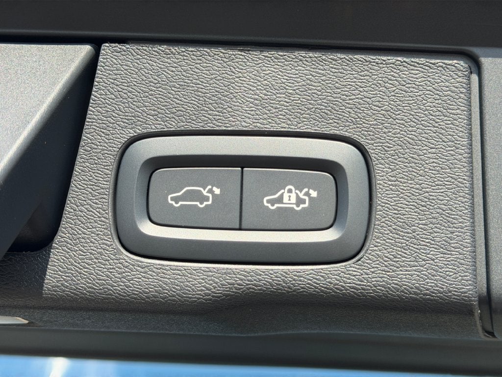 2027 Volvo XC60 B5 Plus