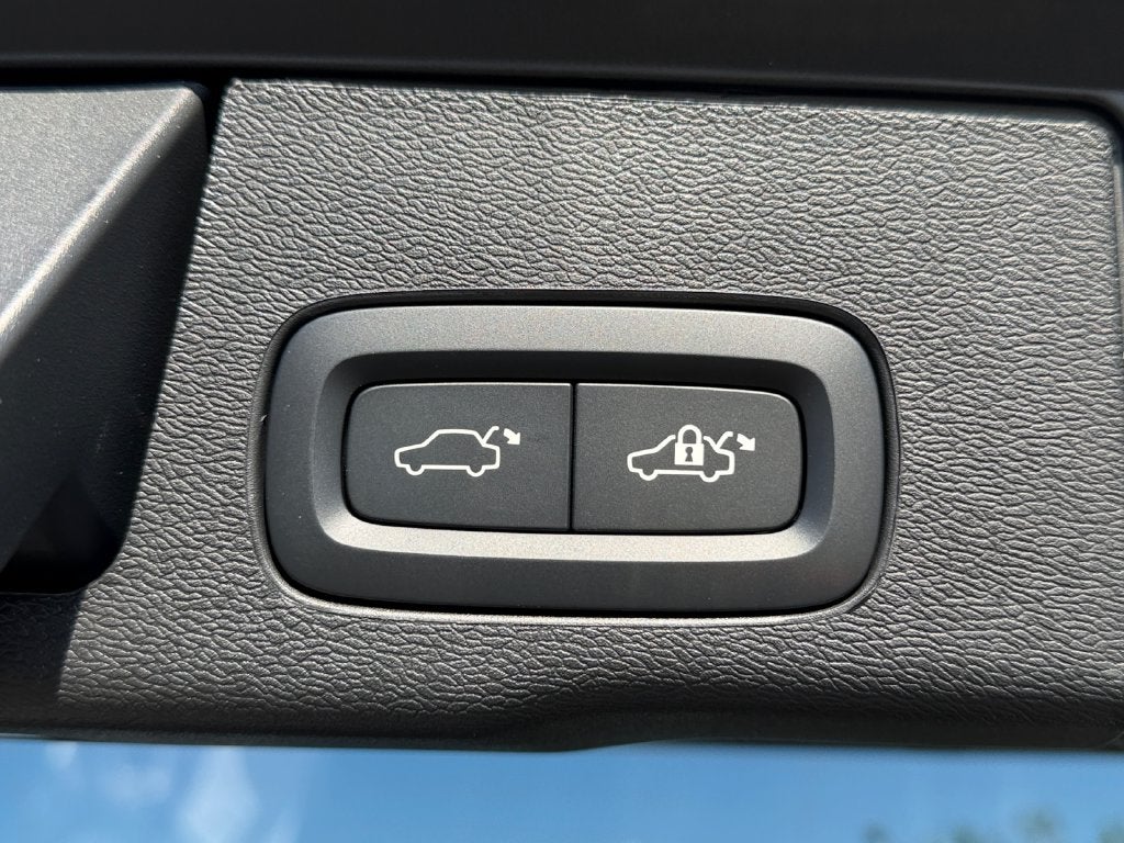 2027 Volvo XC60 B5 Plus