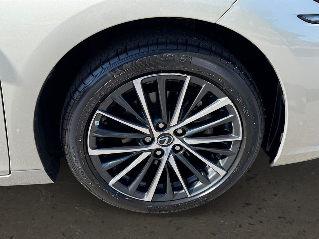 2022 Lexus ES 300h 300h