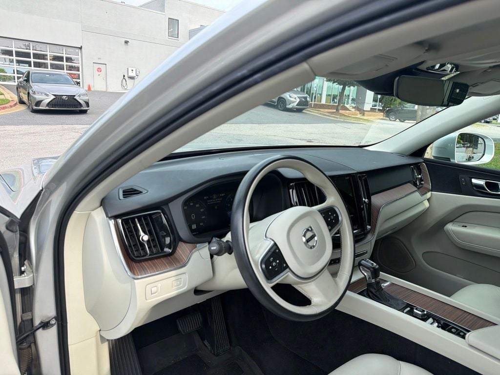 2021 Volvo XC60 T5 Momentum
